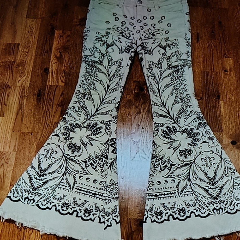 NWT Free People Printed Ecru Denim Super Flare Bell-Bottom Jeans Women's Sz 26. - Picture 6 of 10